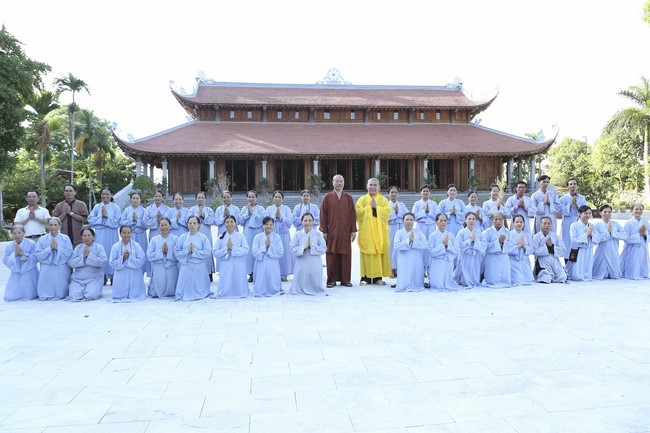 Dong Cao Pagoda offering to the rain retreat schools